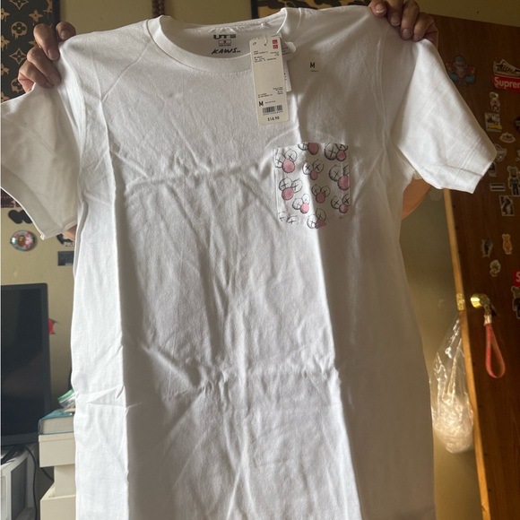 Kaws x Uniqlo UT  2019 6th Limited Edition T-shirt Medium - Picture 8 of 10